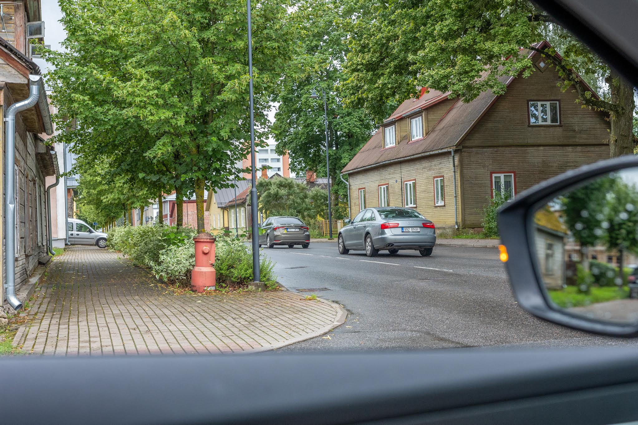 Karja ja Kreutzwaldi tänava ristil avanes 1. augustil selline vaatepilt. Eks iga sohver vaata seal ise, kas hekk piirab nähtavust manöövri eel või mitte. Linn on test-tiirud Volkswagen Golfiga teinud ja nähtavus on täiesti piisav. FOTOD: Aigar Nagel